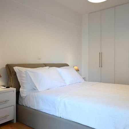 Modern Two Bedroom Apartment At Koukaki Athena Bagian luar foto